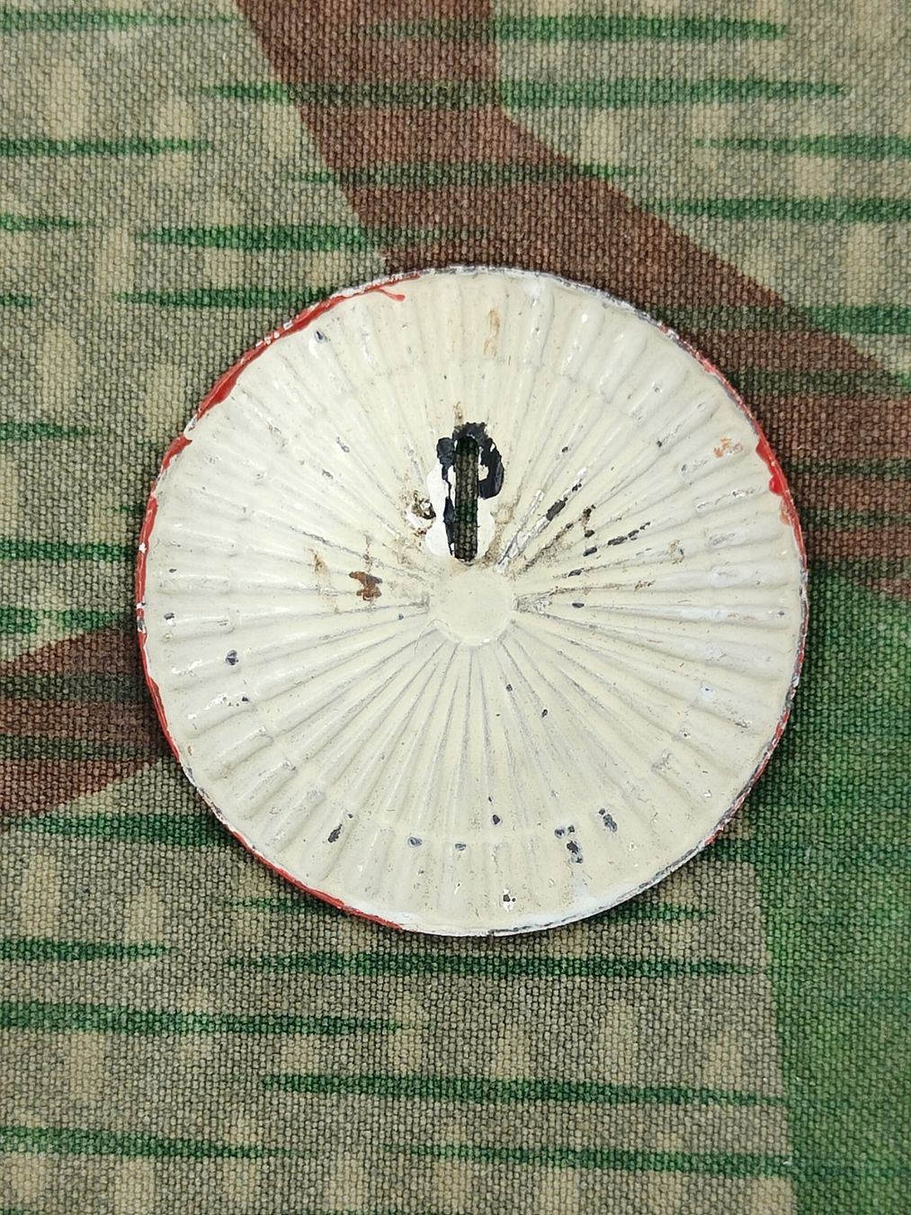 Schweizer Armee Plaketten & Abzeichen: Kokarde zu Tschako Ord. 1869 Bern, mit Schlitz – Gebraucht aus Bauma von SwissMilitaria 1