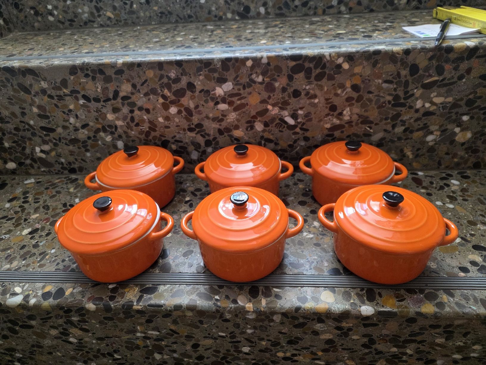 Le Creuset Pentole: 6 Cocottes Orange mit Deckel Keramik neuwertig – Nuovo (secondo la descrizione) da Bellikon venduto da zuzu66