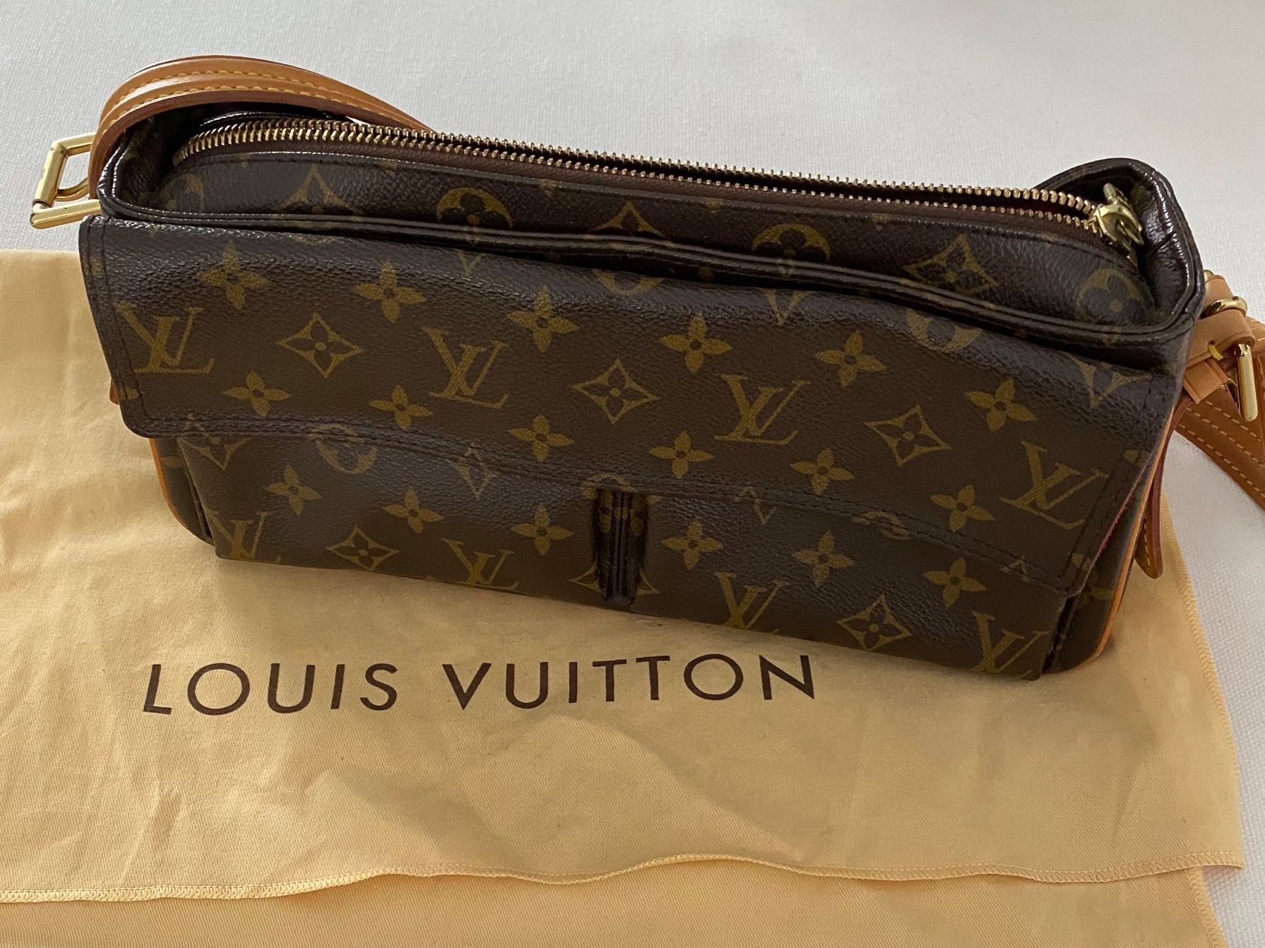 Louis Vuitton Borse da donna: Neuwertige Louis Vuitton Tasche – Nuovo (secondo la descrizione) da Muttenz venduto da Winzaren