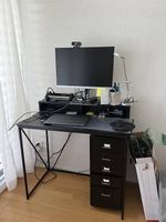Schwarzer Schreibtisch mit Schubladen