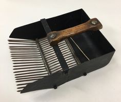 Beerenpflücker aus Metall mit Holzgriff guter Zustand