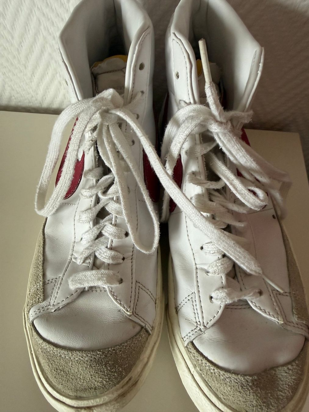 Nike Scarpe da donna: Nike Leder Turnschuhe Gr. 40 – Usato da Kirchdorf AG venduto da coco123 4