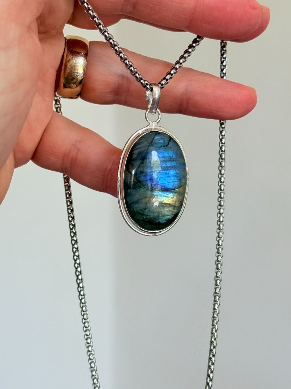 Catenine: Pendentif Labradorite , chaîne longue élégante – Nuovo e nell'imballaggio originale da Genève venduto da AWWA