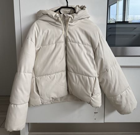 Bershka Kunstleder Daunenjacke, Gr. S, beige, Winterjacke