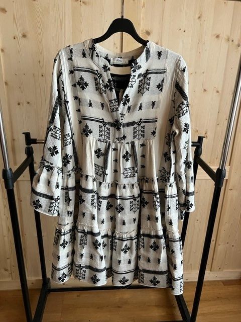 Devotion Vestiti: Devotion Twins Winter-Kleid weiss-schwarz Gr. XS - Chan23.7 – Usato da Küssnacht am Rigi venduto da Good4Deckeli