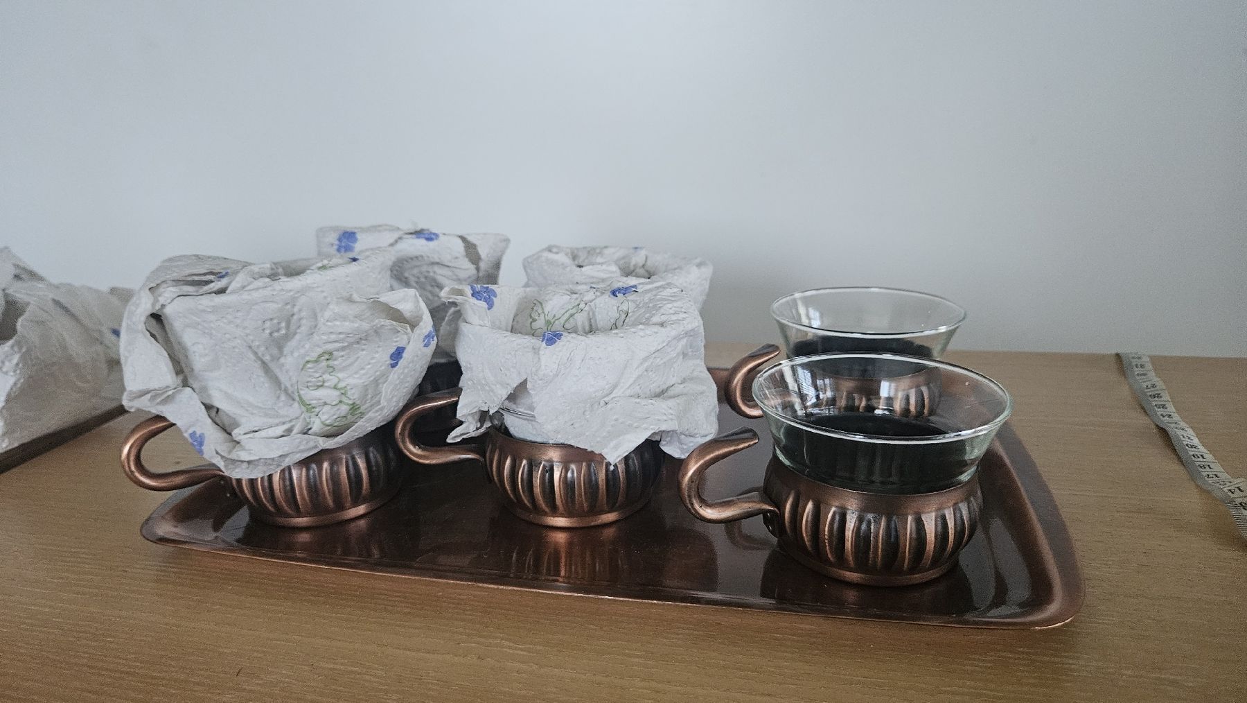 Set di piatti: 6er Set Glas/Kupfer Teetassen mit Tablett – Usato da Rapperswil SG venduto da liivea