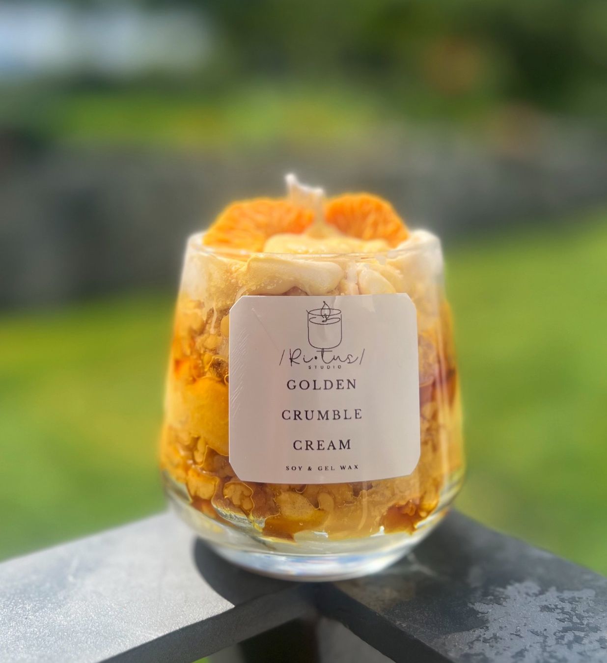 Kerzen: Golden Crumble Cream Candle – Neu und originalverpackt aus Quartino von ritus.studio