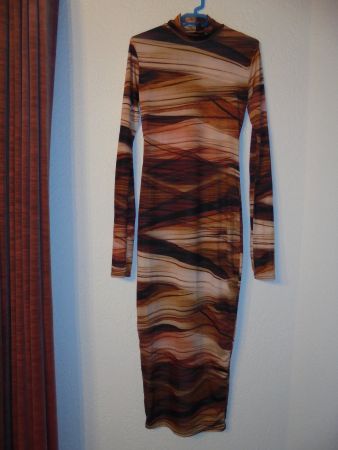 KLEID VON PRETTYLITTLETHING GRÖSSE 34, RÜCKENANSICHT....NEU
