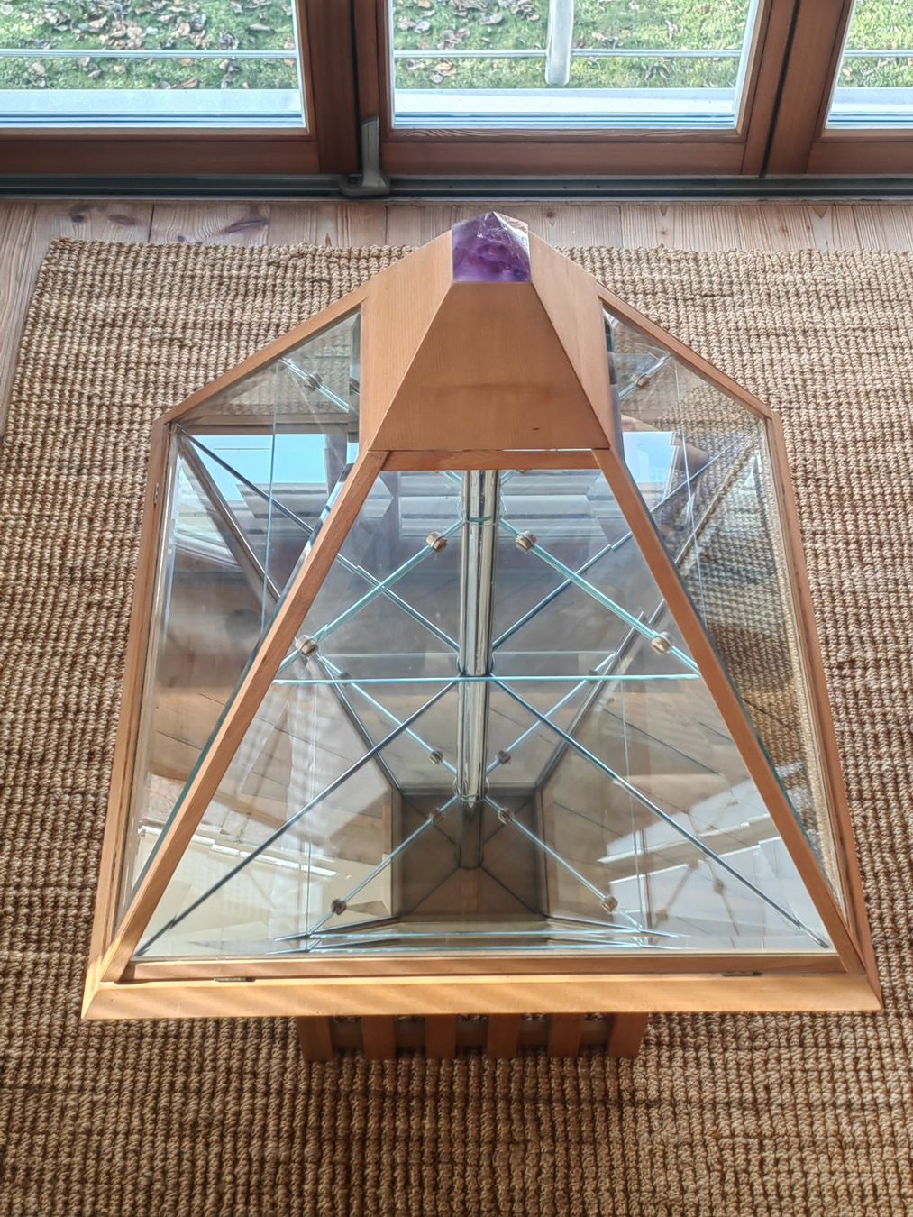 Vetrine: Vitrine in Pyramidenform mit Kristall Amethyst Spitze – Usato da Frauenfeld venduto da mwb_77c9