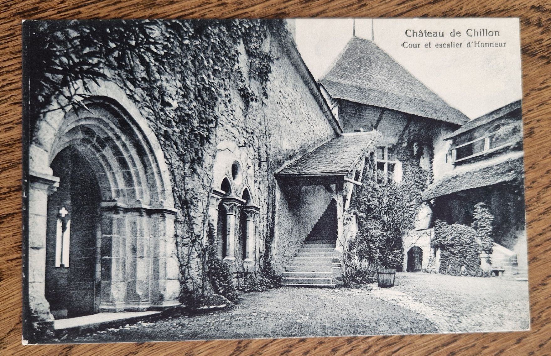 Cartes postales: Chillon, Cour et escalier d' Honneur – D'occasion à Ebikon par Donar50