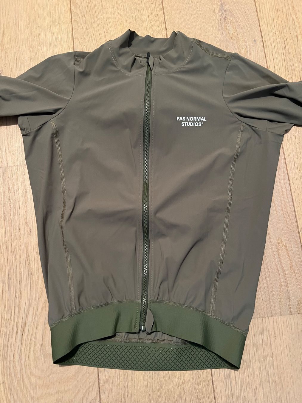 Leibchen & Hosen: Jersey M Pas Normal Studios Essential – Gebraucht aus Neuchâtel von jon_588l