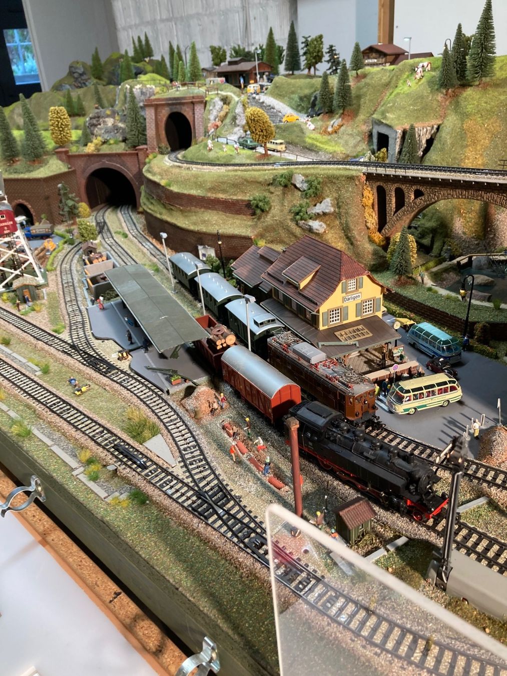 Märklin Modelleisenbahnen: Wunderschöne Märklin-Modellbahnanlage – Gebraucht aus ostermundigen von Rastelbaum 2