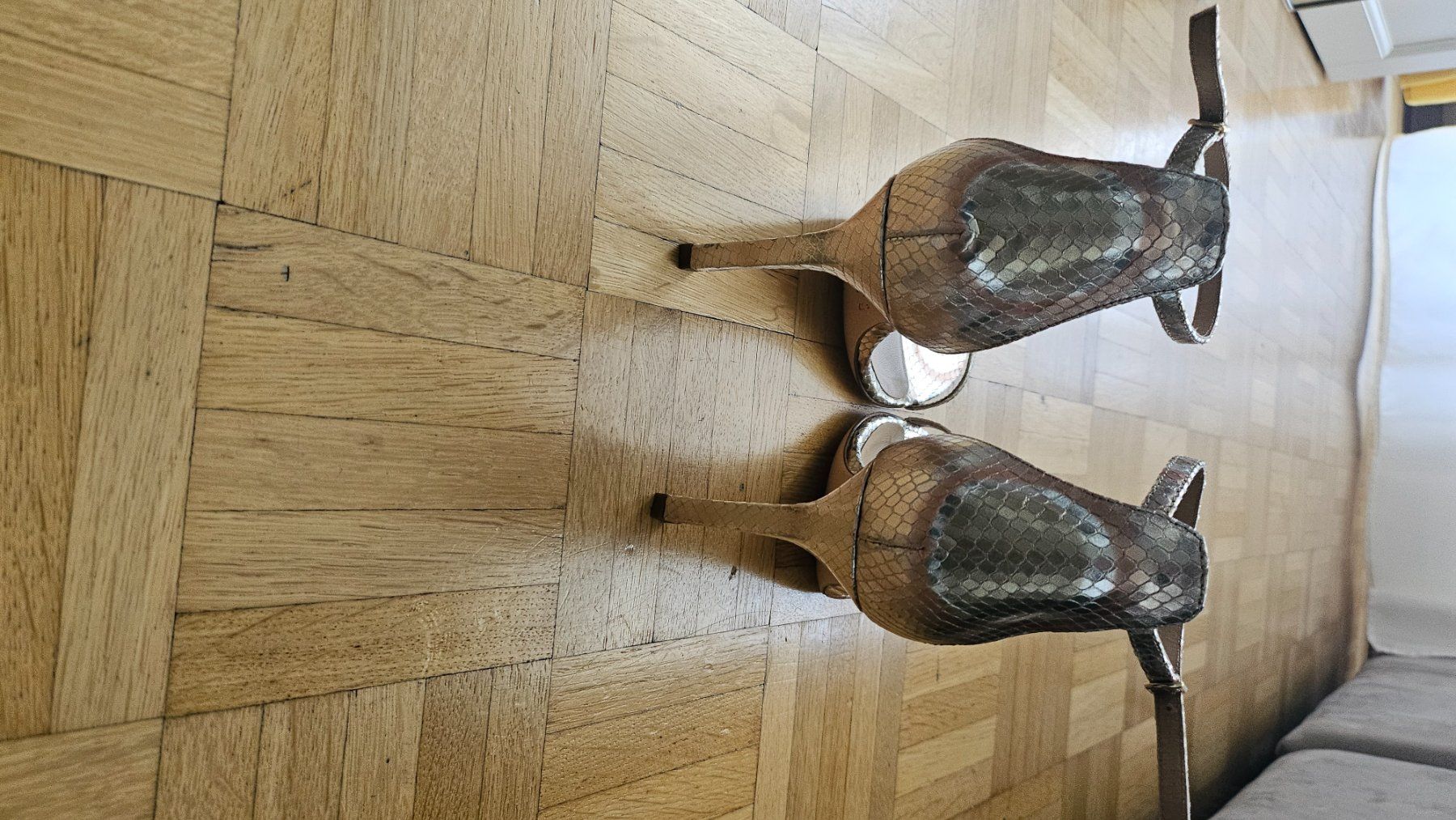 Damenschuhe: Sandales à talons dorées effet serpent été 39 – Gebraucht aus Châtelaine von giu_2bdg 2