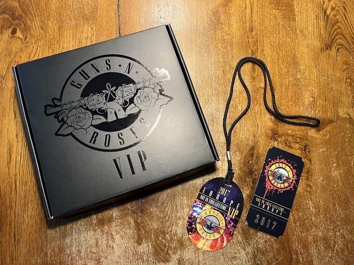 Bücher: GUNS N’ ROSES VIP Pack 2017 – Gebraucht aus Rottenschwil von gle81