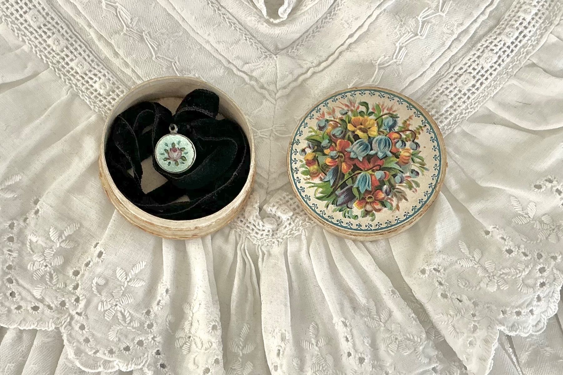 Puppen: ANTIKER PUPPEN SCHMUCK MIT SCHACHTELCHEN – Gebraucht aus Zell LU von Silvermemory 4