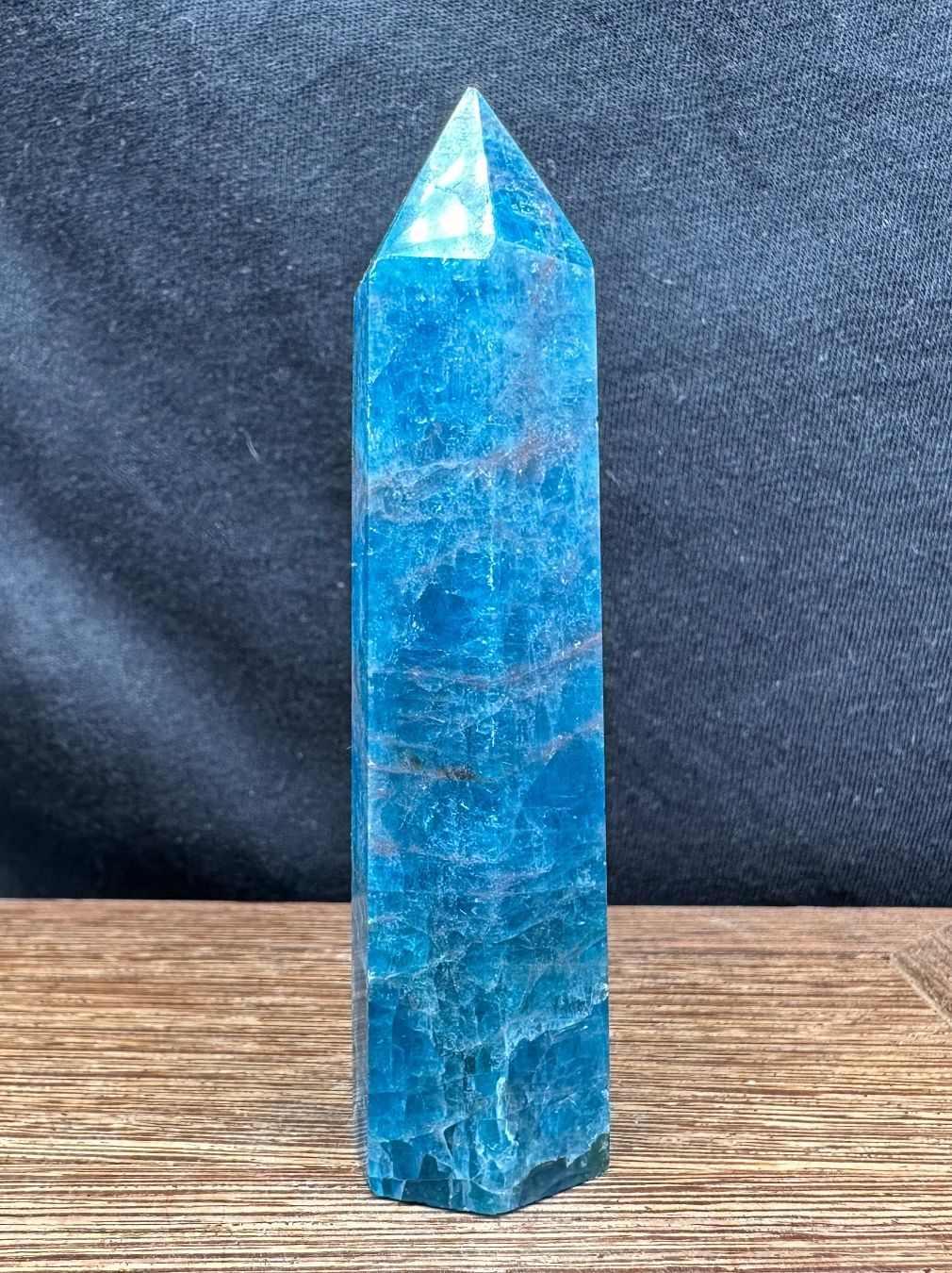 Minerali & Pietre curative: Blauer Apatit Obelisk, Turm, Spitze – Nuovo e nell'imballaggio originale da Männedorf venduto da Handschmeichler 1