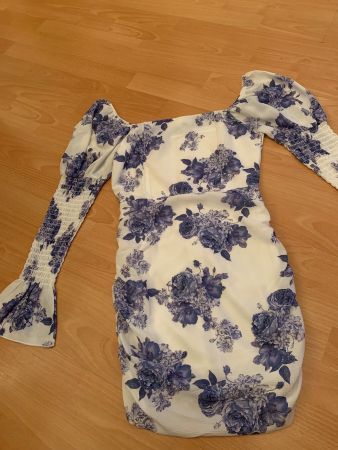 Jolie robe Bohoo à fleurs t. xs