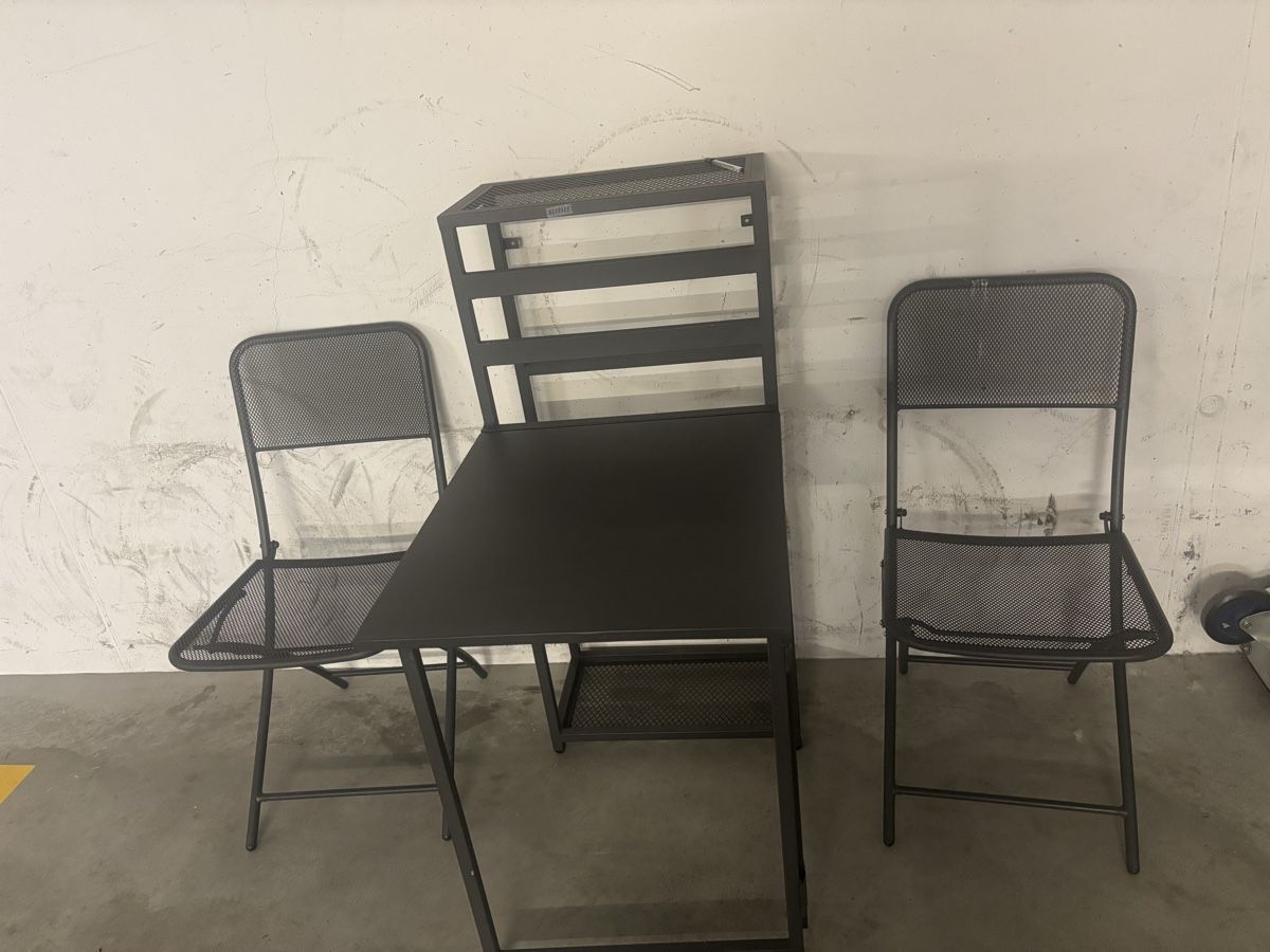 Set di tavolo e panche: Balkontisch klappbar mit 2.Stühle – Usato da Zug venduto da Biki72