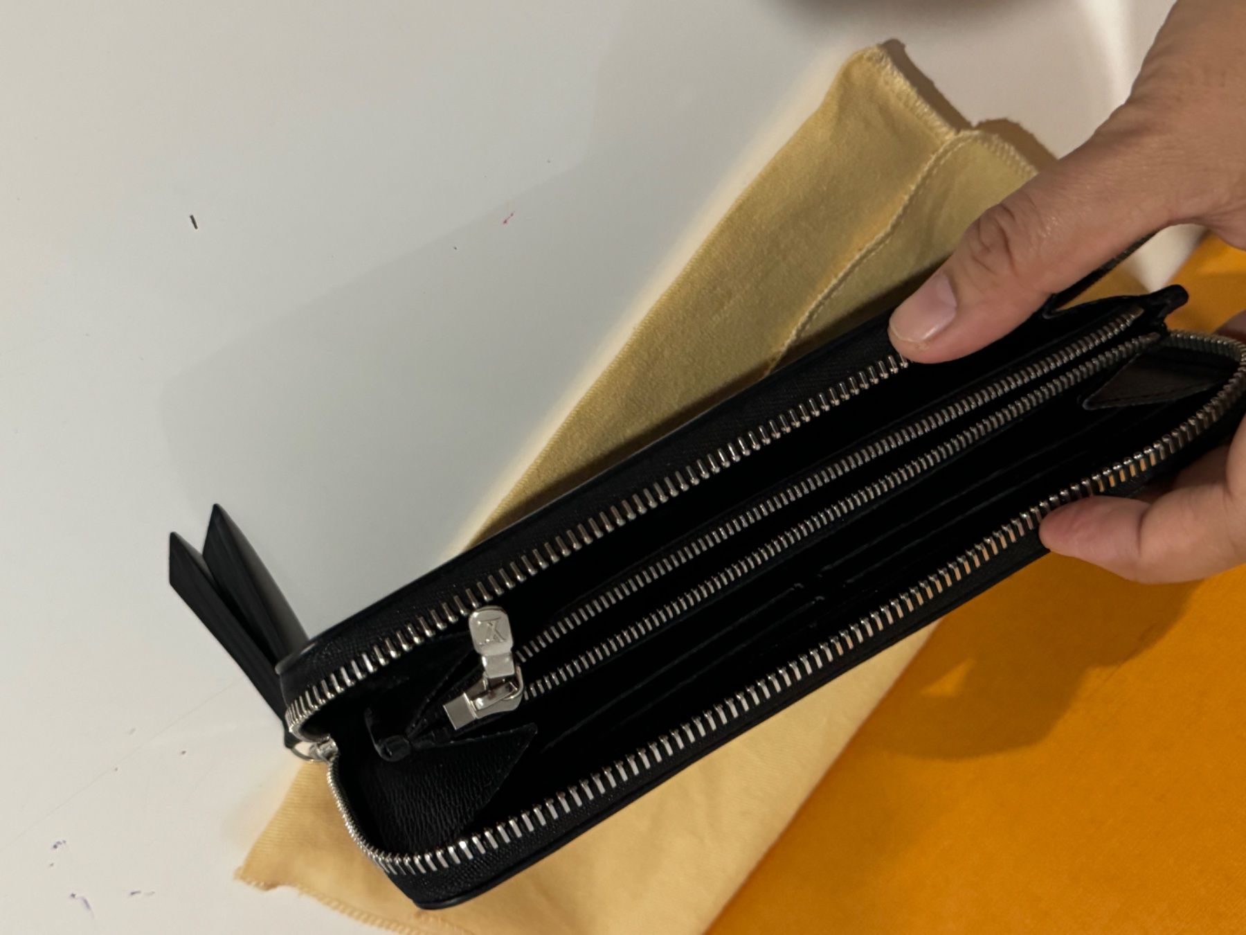 Portamonete: LOUIS VUITTON POTEFEUILLE EPI NOIR – Usato da Les Geneveys-sur-Coffrane venduto da LVMM 2