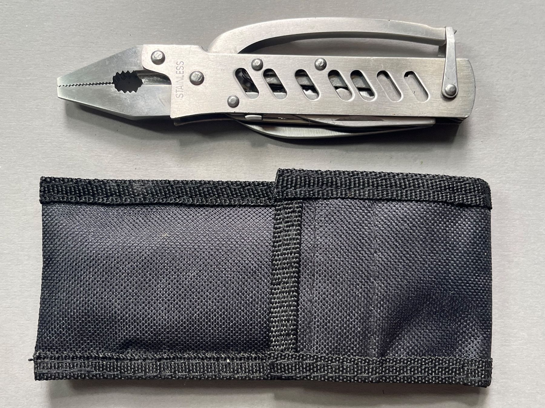 Tous les outils: Neuwertiges Multitool mit Etui – Neuf (Voir description) à Zürich par FV.vintage 6