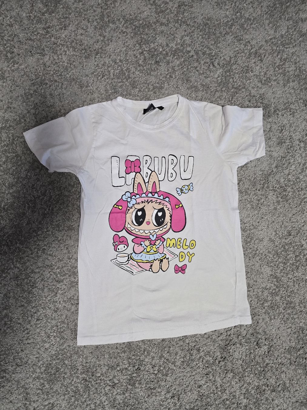 Blusen, T-Shirts & Tops: Labubu Shirt 134 – Gebraucht aus Ehrendingen von Ince2016