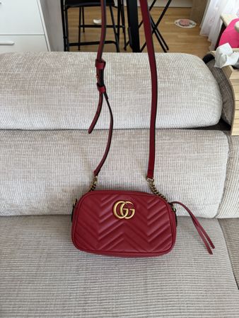 Gucci GG kleine Marmont Umhängetasche rot guter Zustand