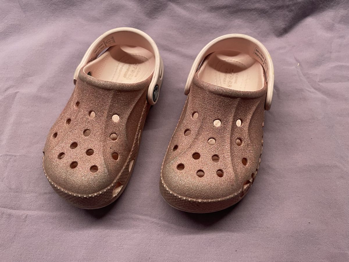 Crocs Schuhe für Jungen: Glitzer-Crocs Gr. C10/ 27-28 – Gebraucht aus Bergdietikon von stefania_88