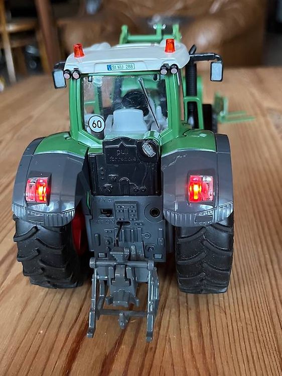 SIKU CONTROL Fendt Frontlader Auspuff mit Seitenverkleidung 6793 / 6778 / 6769