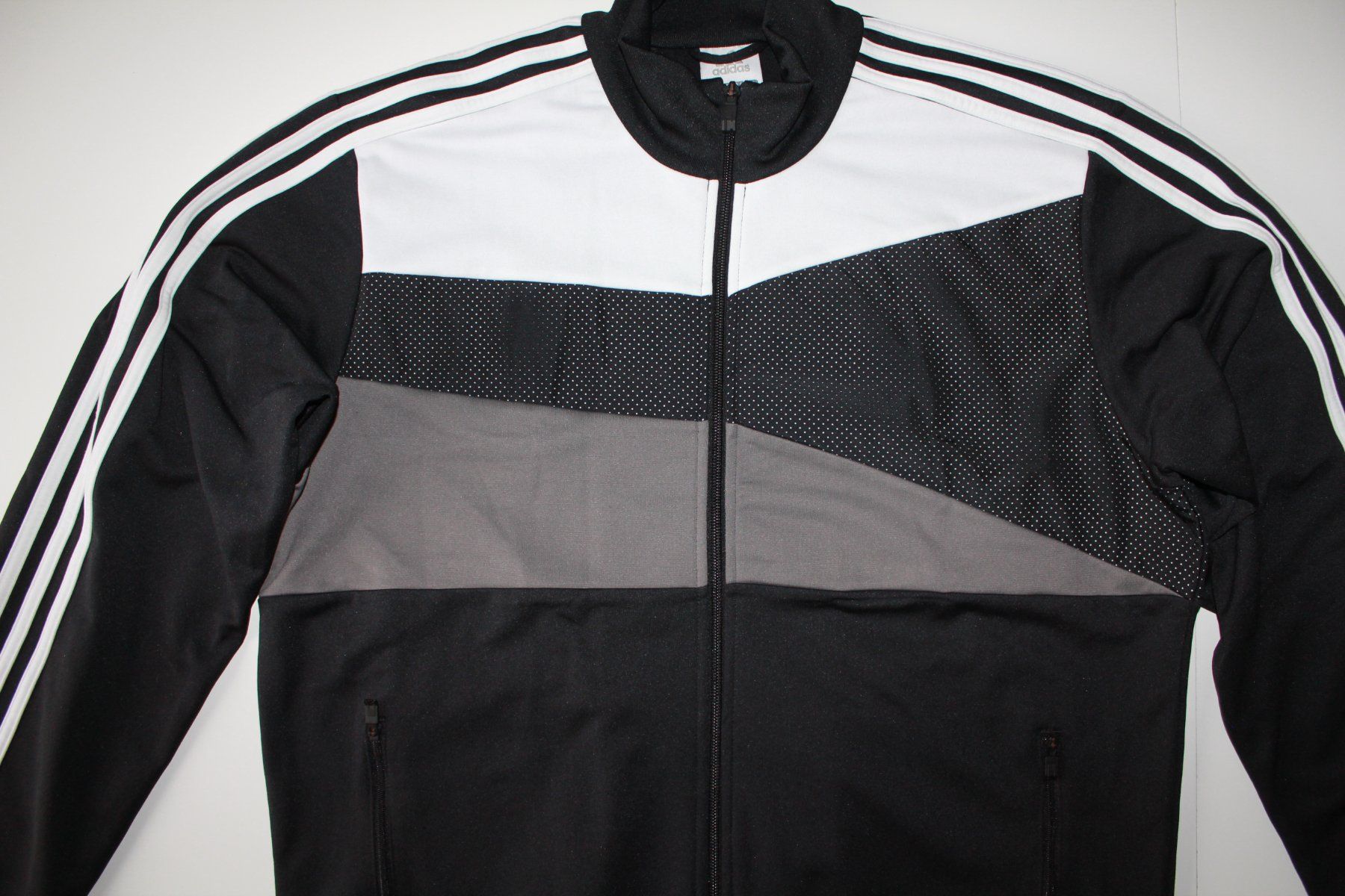 Adidas Giacche: Veste Adidas t .42-44 – Usato da Peseux venduto da Gilloss 1