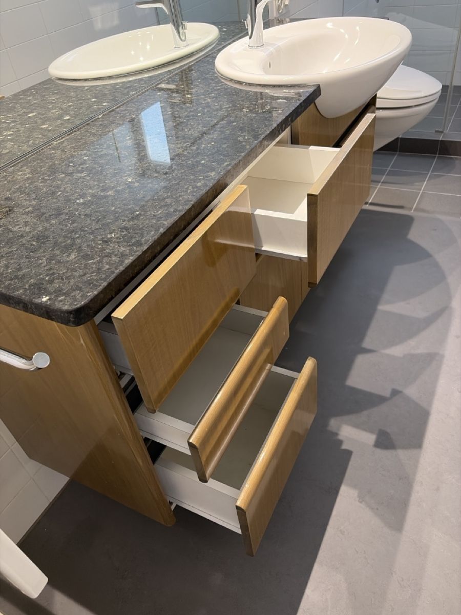 Mobili per bagno: Waschtisch mit Granitplatte & Holzfronten & Lampen – Usato da Uitikon Waldegg venduto da Kebo01 6