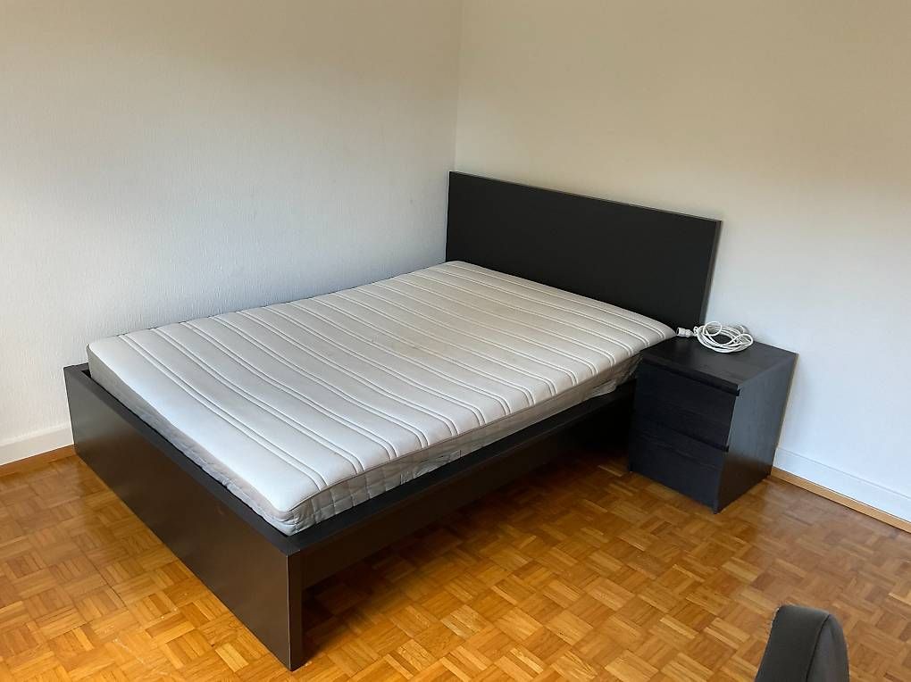 Ikea Letti: Lit + sommier + matelas + commode + table de nuit + bureau – Usato da Lausanne venduto da ali_6h88
