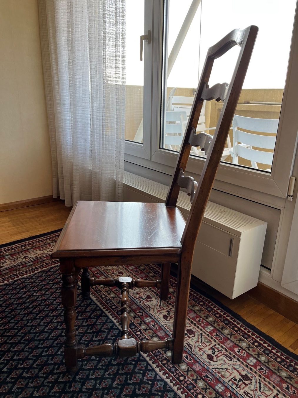 Sedie: Quatre chaises en noyer massif – Usato da Romanel-s-Lausanne venduto da Galveston 1