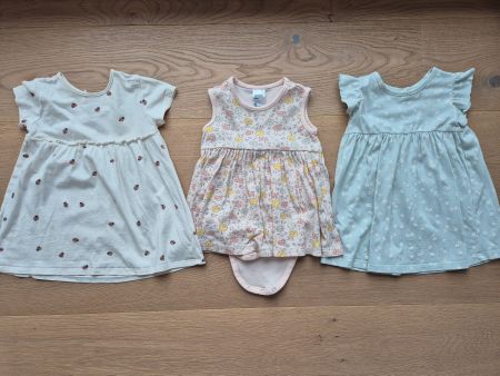 Babykleider, Gr. 6-12 Mt, blumig, creme