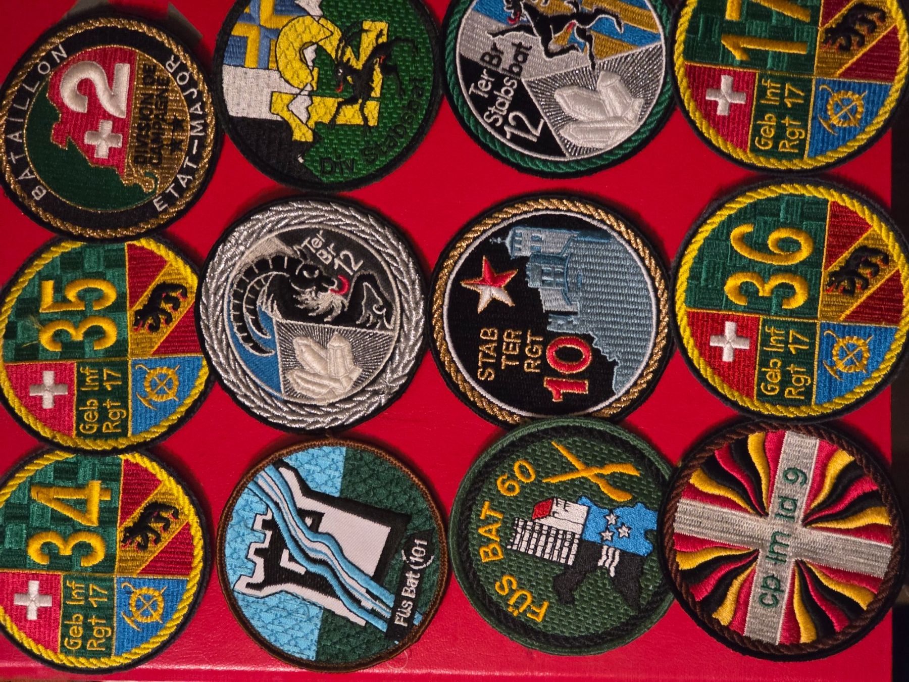 Schweizer Armee Placchette & Badge: 12 infanterie Abzeichen Badges Divers – Usato da Nyon venduto da freetoys08