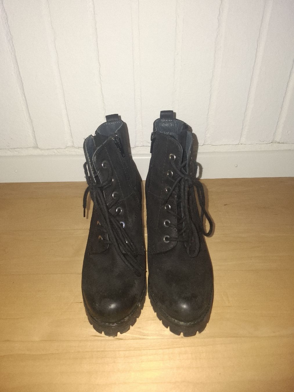 Dosenbach Chaussures femmes: Schwarze Boots mit Absatz, Grösse 37 – D'occasion à Langenthal par Lari2107