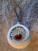Antike Weihnachtskugel aus Glas mit Reflex