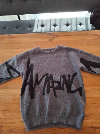 Grauer Pullover
