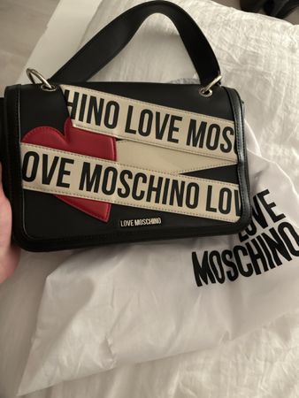Love Moschino Tasche Schwarz Rot Herz Band-Logo Sommer 2023