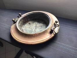 Grand plat en cuivre ancien avec anses décoratives
