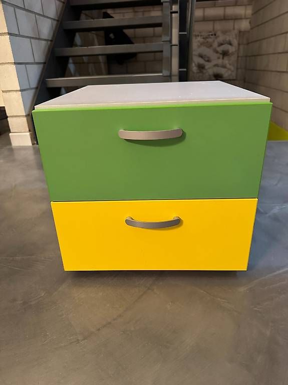 Commodes: Chambre enfant Commode et table de chevet Pfister – D'occasion à St-Blaise par cielouvert 2