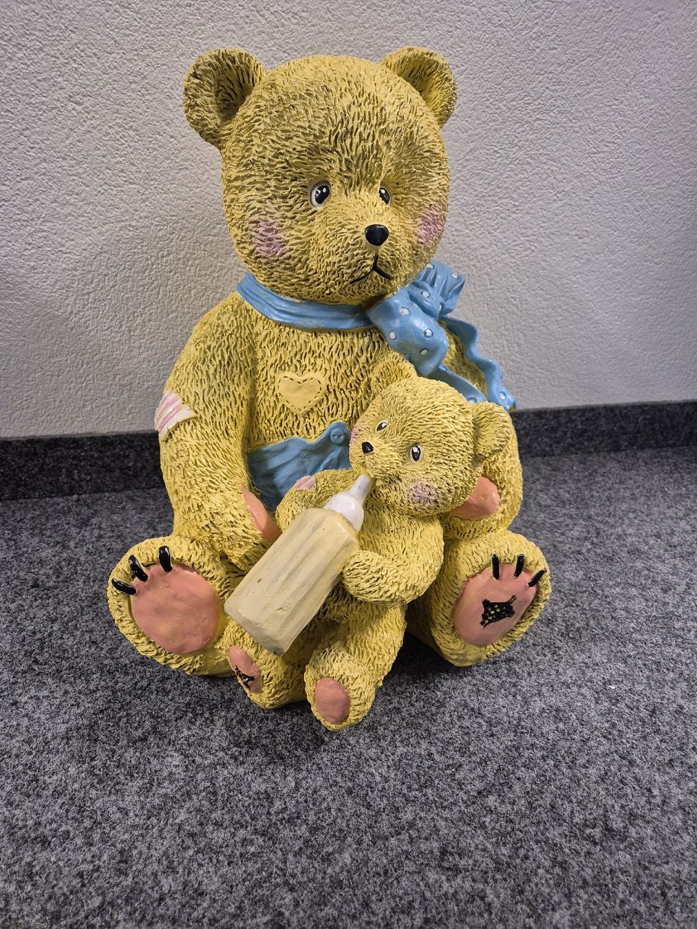 Statuette: Bärin aus Polyresin  – Nuovo e nell'imballaggio originale da Wettingen venduto da mus_gsb5