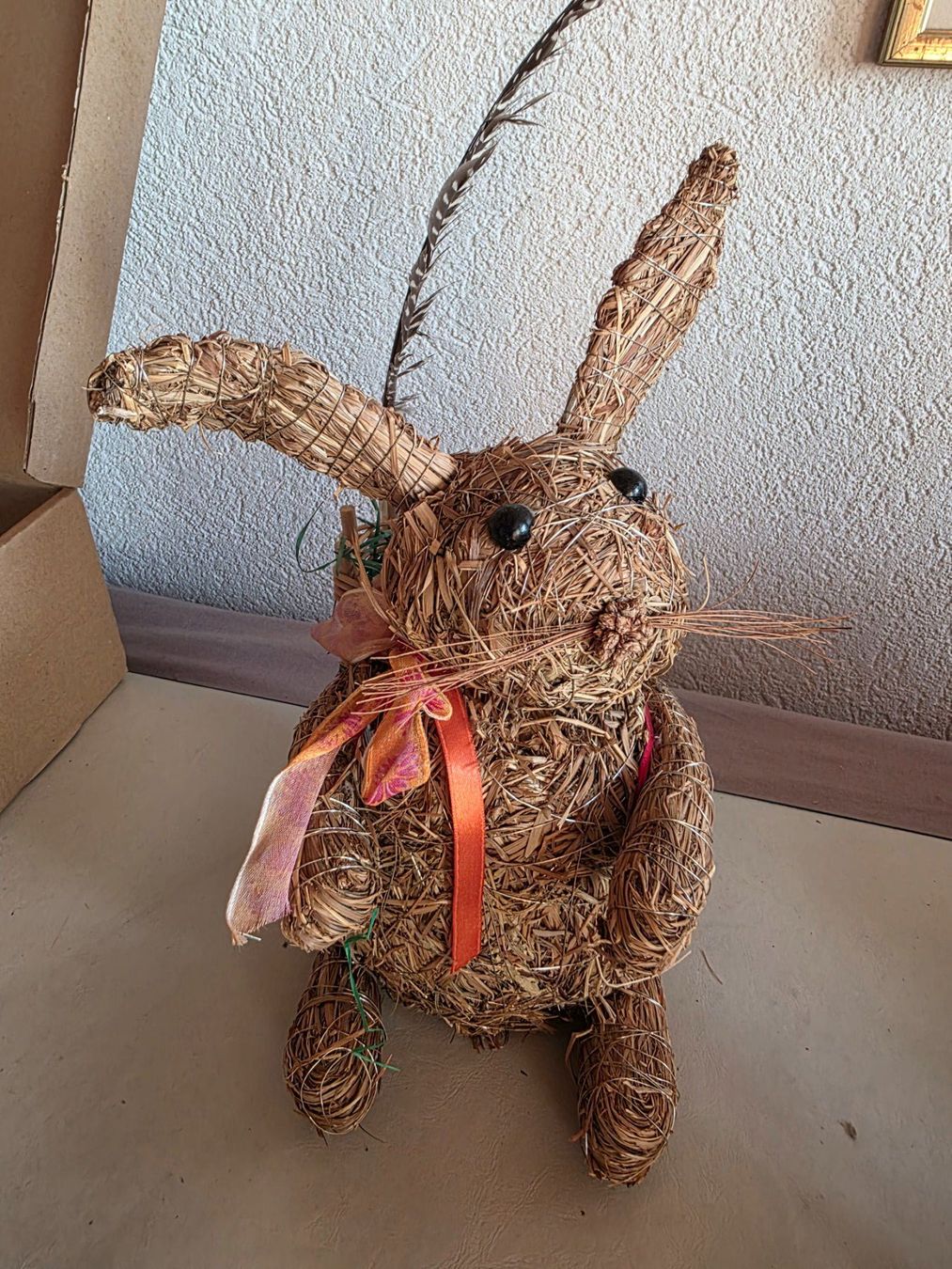 Figuren: Dekoration Oster Hase Stroh Handarbeit mit echten Accessoire – Gebraucht aus Walterswil BE von Lonitti 4