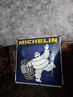 Michelin Emailleschild Bibendum mit Reifen & winkender Hand