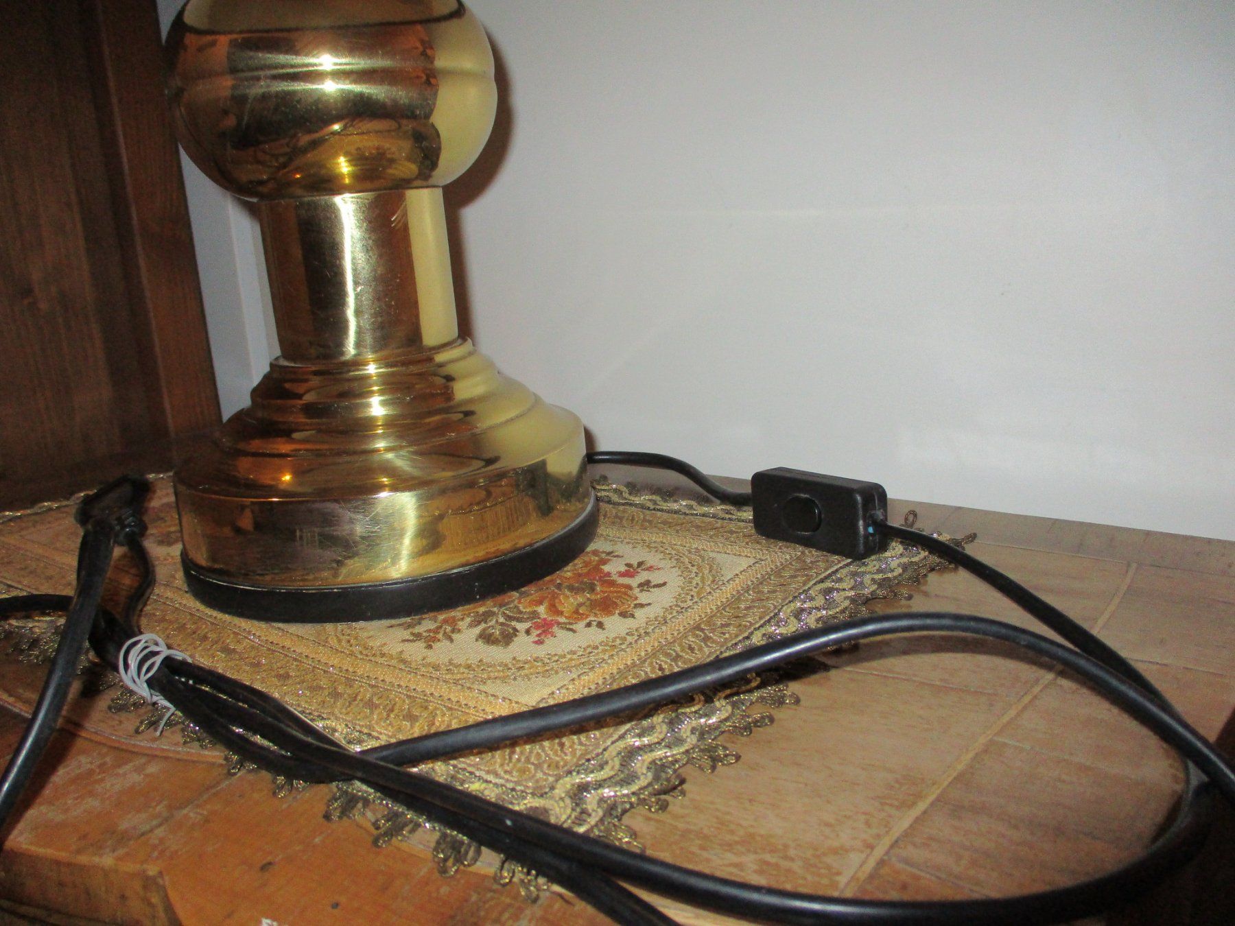 Lampade: Tischlampe mit plissierter Lampenschirm – Usato da Dietikon venduto da mad_7fpf 2