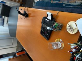 Winkelschreibtisch in Kirschfarbe mit Besprechungstischanbau