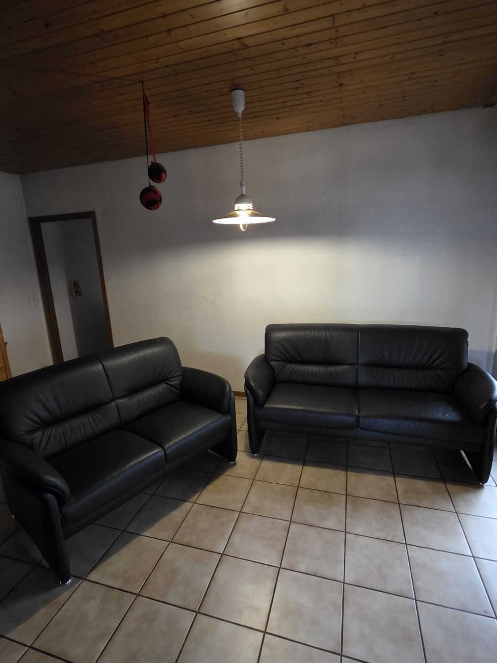 Divani: Zwei schwarze Ledersofas – Usato da Rothrist venduto da rsu_96pl