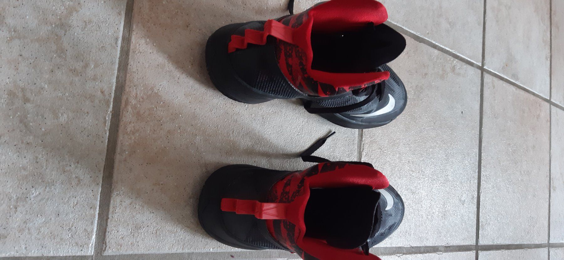 Nike Scarpe da uomo: Nike Basktballschuhe  44 – Usato da Oberuzwil venduto da sebar2 4