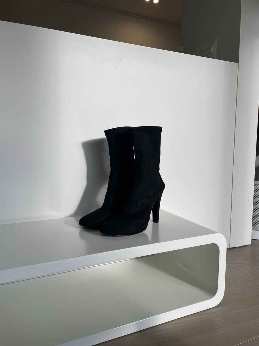 Chanel Damenschuhe: Boots Chanel élégantes noires, taille-39.5 – Neu (gemäss Beschreibung) aus Genève von rom_8nwv