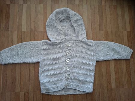 Baby Strickjacke mit Kapuze weiss gebraucht