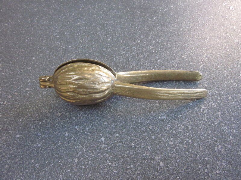 Elettrodomestici da cucina: Mid Century Messing Nussknacker in Form einer Walnuss – Usato da Bischofszell venduto da raika 2